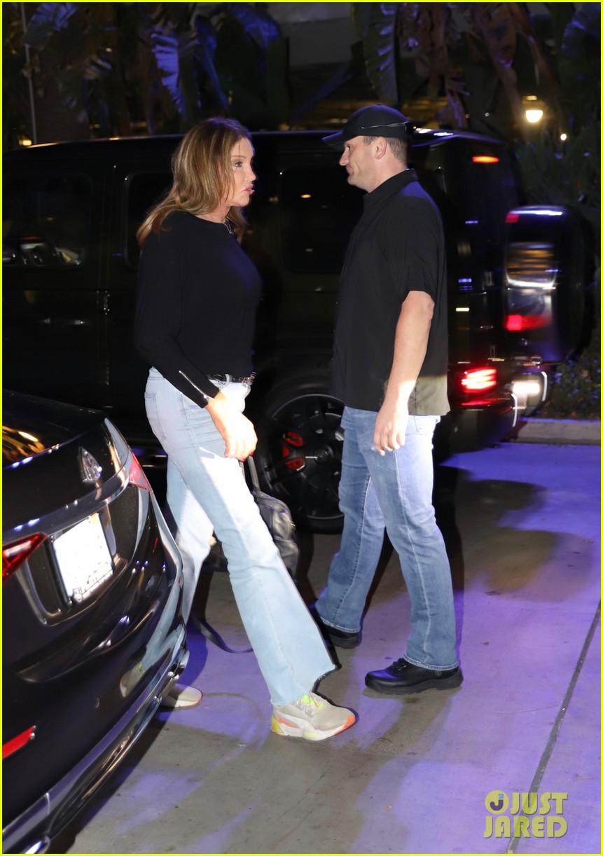 Kendall Jenner Attends Clippers Game with Dad Caitlyn Jenner: Photo