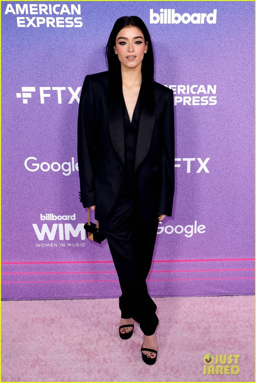 Dixie D'Amelio Reveals Premenstrual Dysphoric Disorder Diagnosis(02)