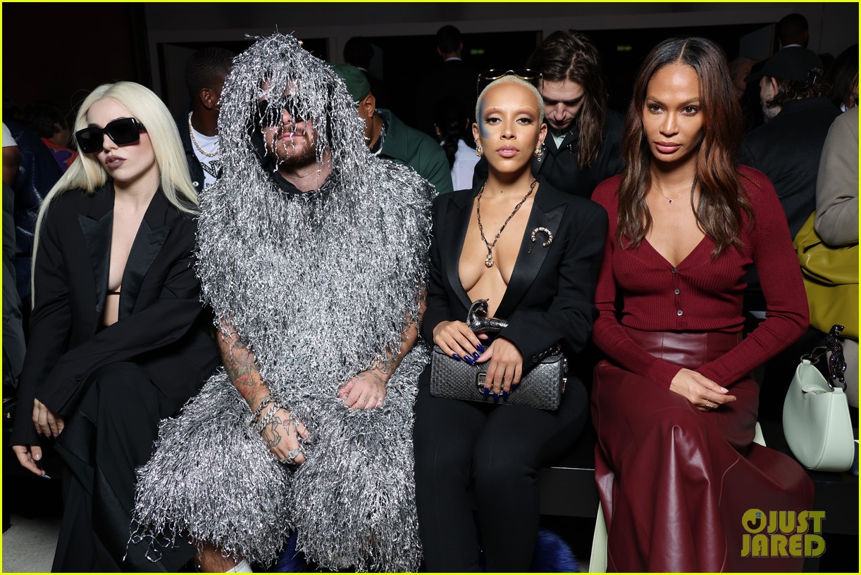 Doja Cat Claps Back After Fan Says Her Gold Face Makeup 'Looks Ugly' On