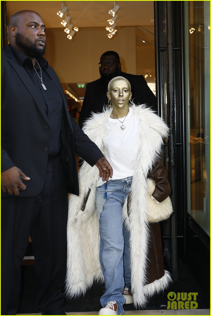 Doja Cat Claps Back After Fan Says Her Gold Face Makeup 'Looks Ugly' On