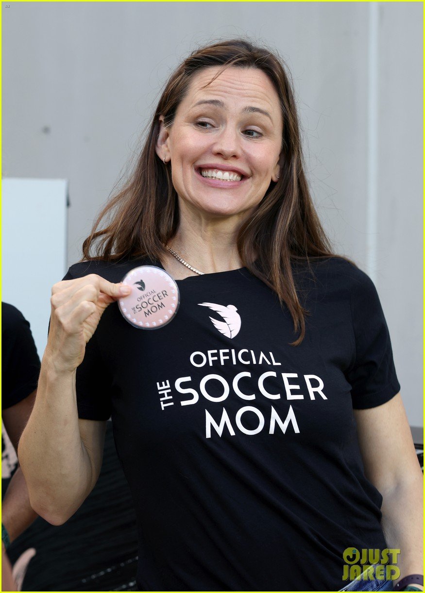 Jennifer Garner Reveals She Threw Herself a 'Wedding' for Her 50th(02)