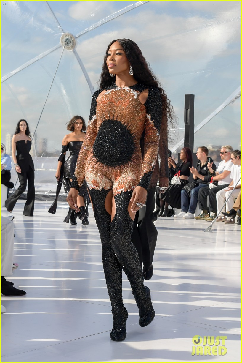 naomi campbell walks in alexander mcqueen fashion show 49