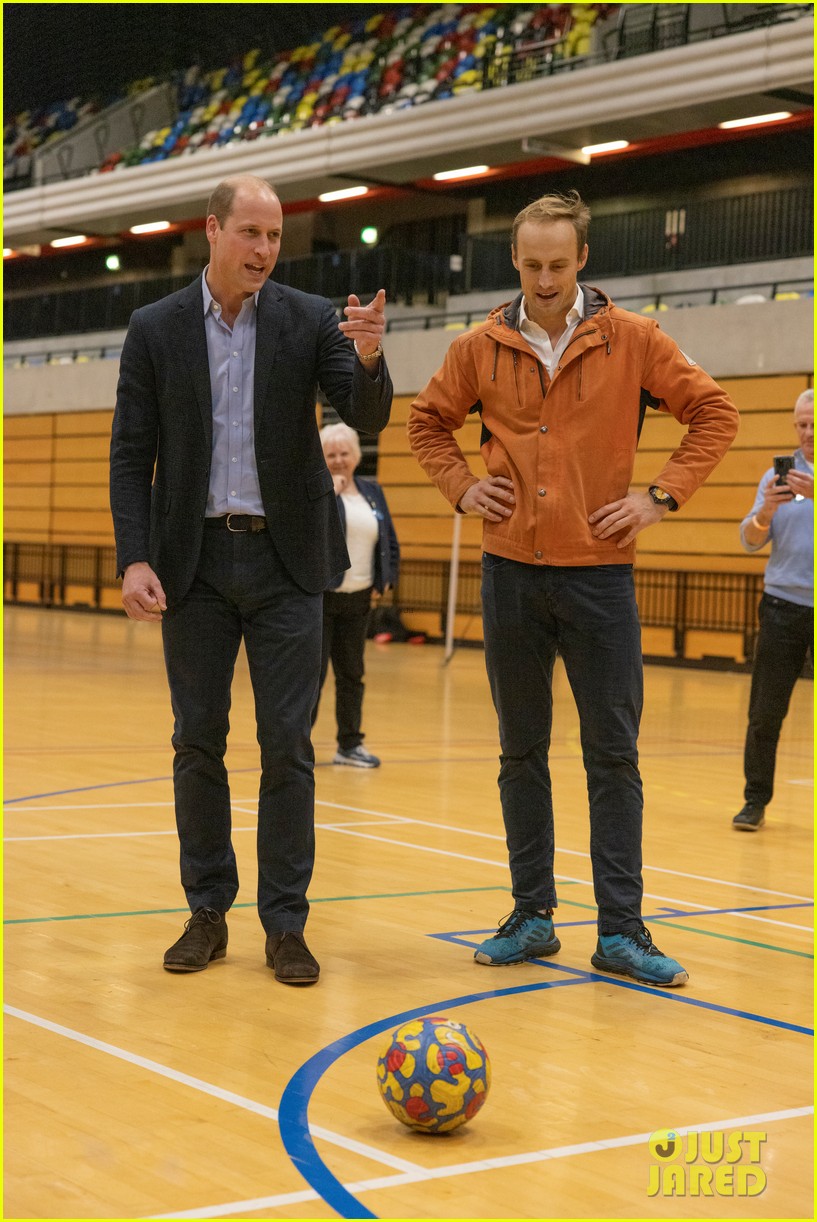 Kate Middleton & Prince William Suit Up for Sporty Coach Core(01)