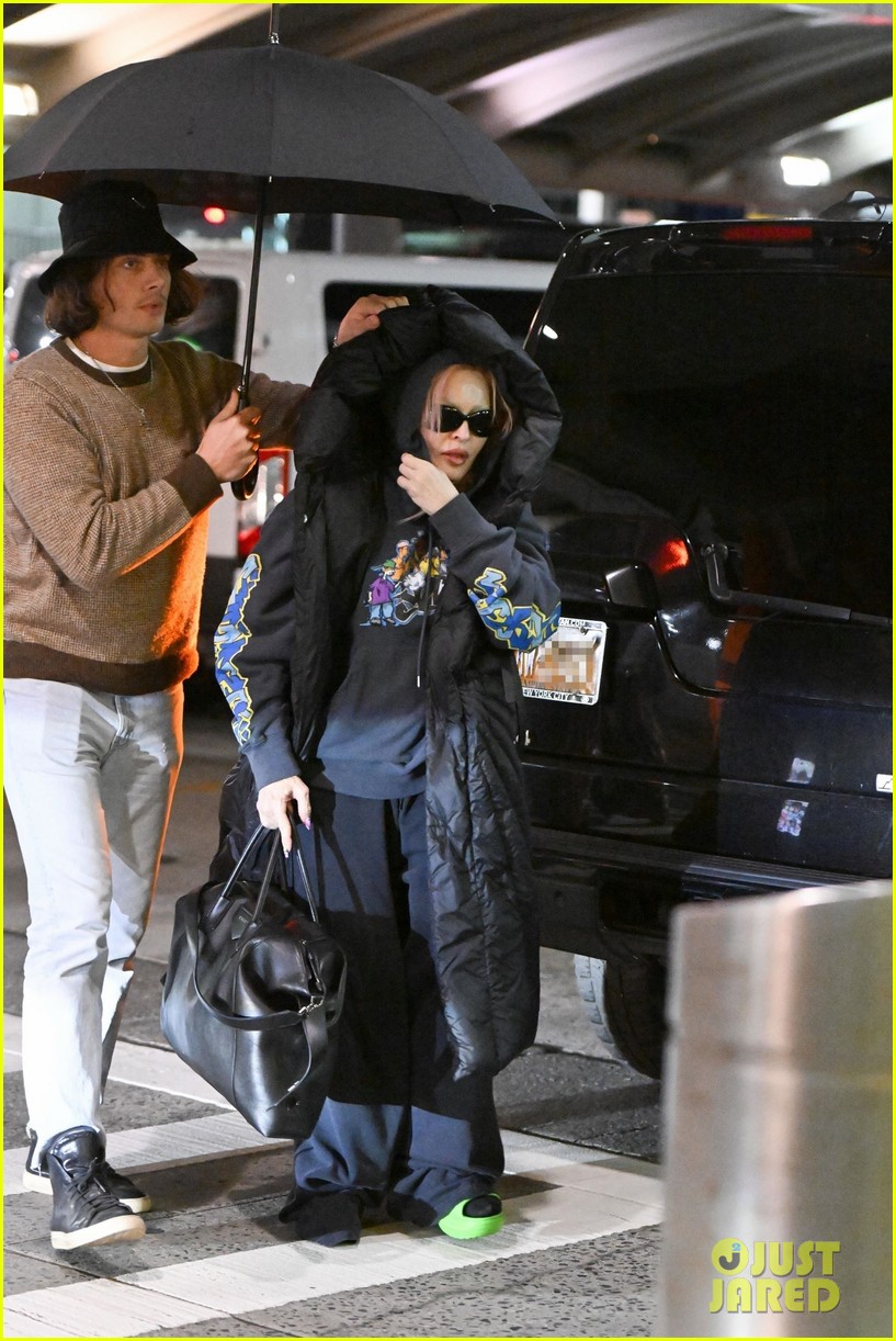 madonna catches flight out of jfk airport 034833020