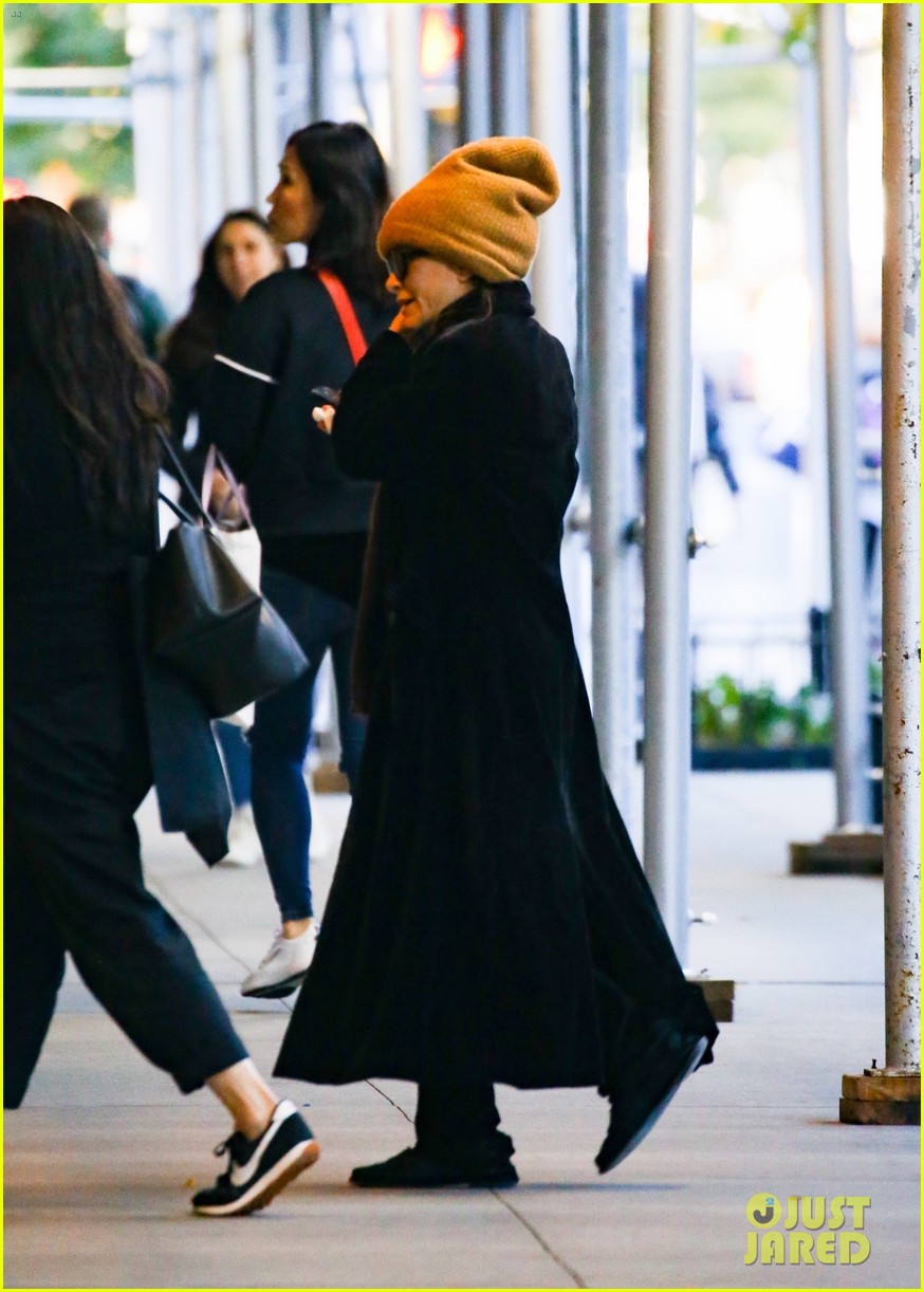 mary kate ashley olsen bundle up while leaving their office 07