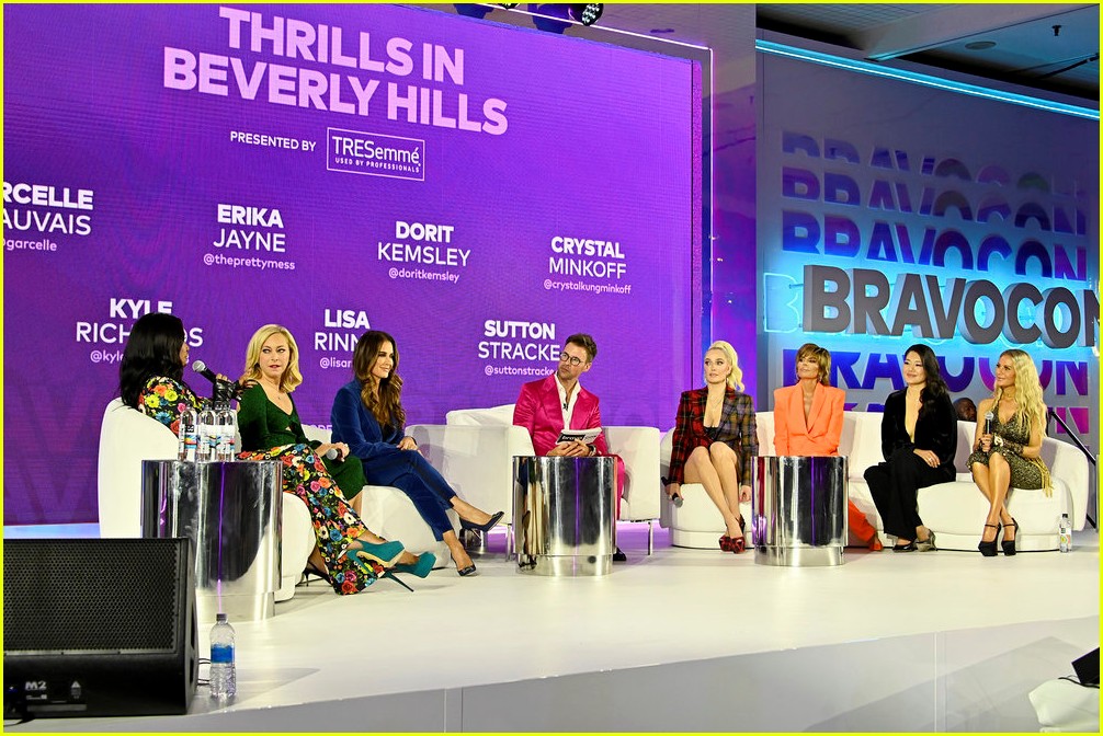 Lisa Rinna Reacts to Being Booed by Fans at BravoCon 2022 Photo