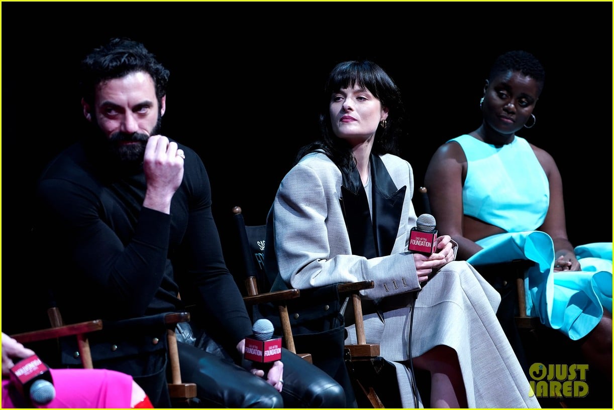 fans-are-loving-morgan-spector-s-skin-tight-outfit-at-gilded-age