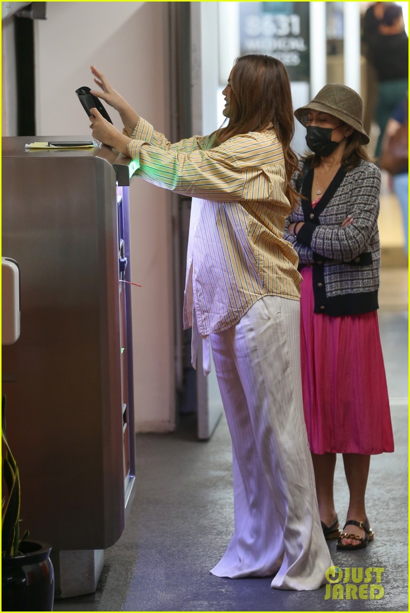 chrissy teigen flashes baby bump shopping in l a 09