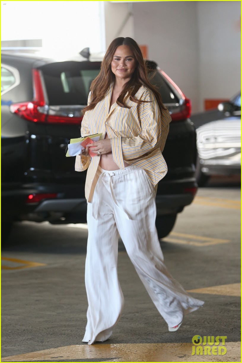 chrissy teigen flashes baby bump shopping in l a 284832875