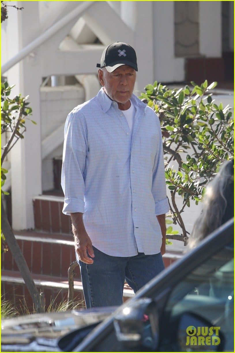 Bruce Willis Meets Up with Friends for Breakfast in Santa Monica Photo