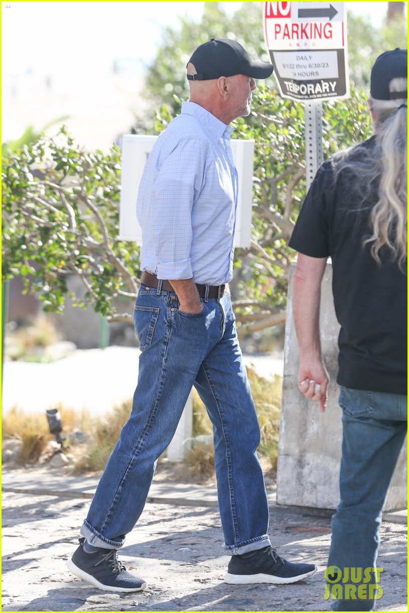 Bruce Willis Meets Up with Friends for Breakfast in Santa Monica Photo