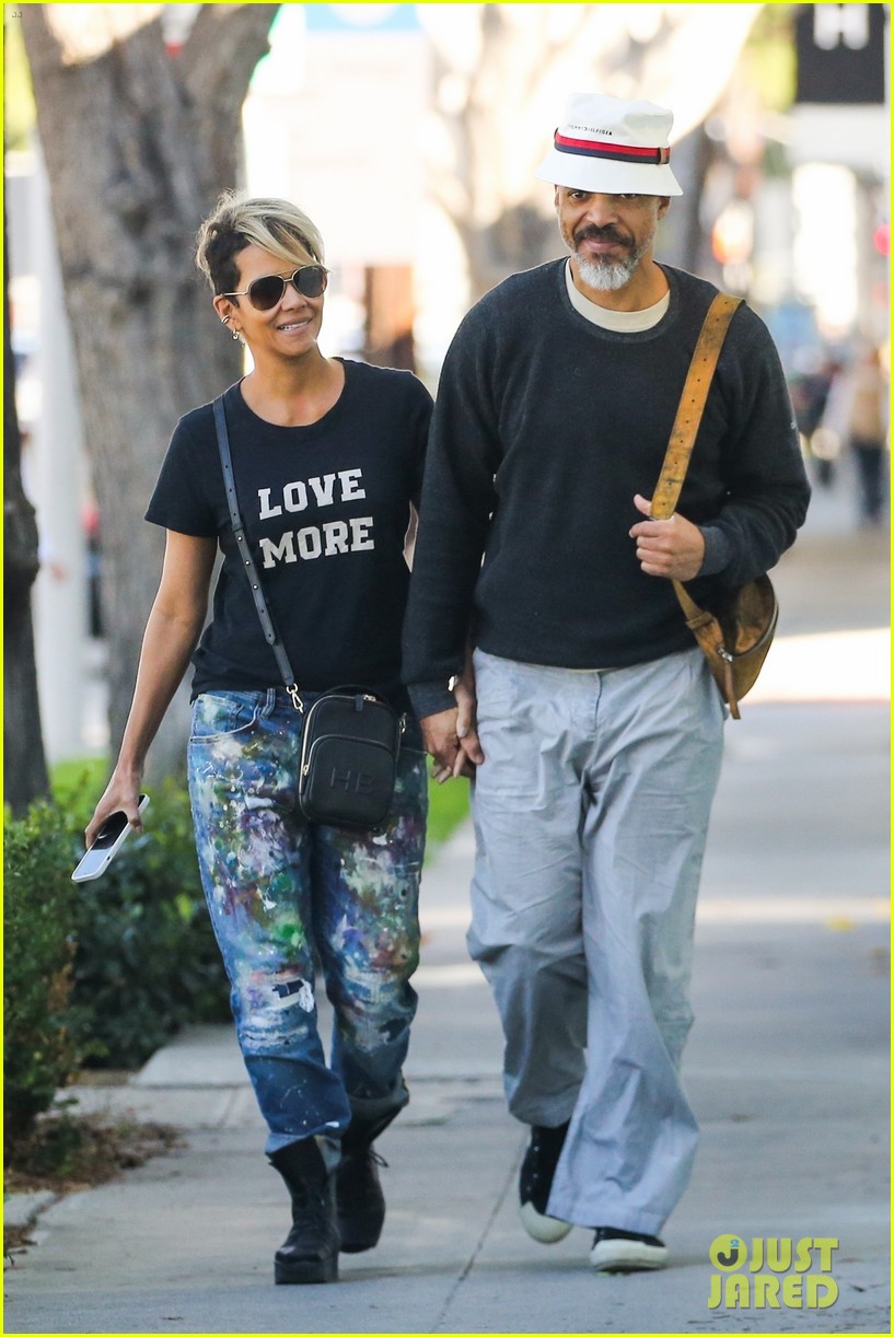 halle berry van hunt hold hands out grocery shopping 074858676