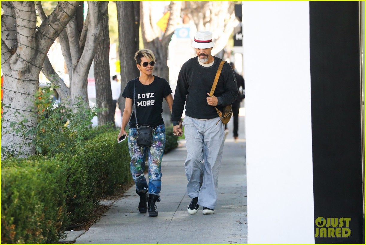 halle berry van hunt hold hands out grocery shopping 67