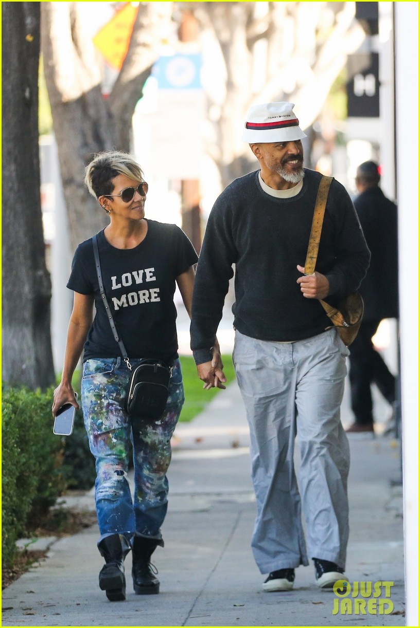halle berry van hunt hold hands out grocery shopping 734858742