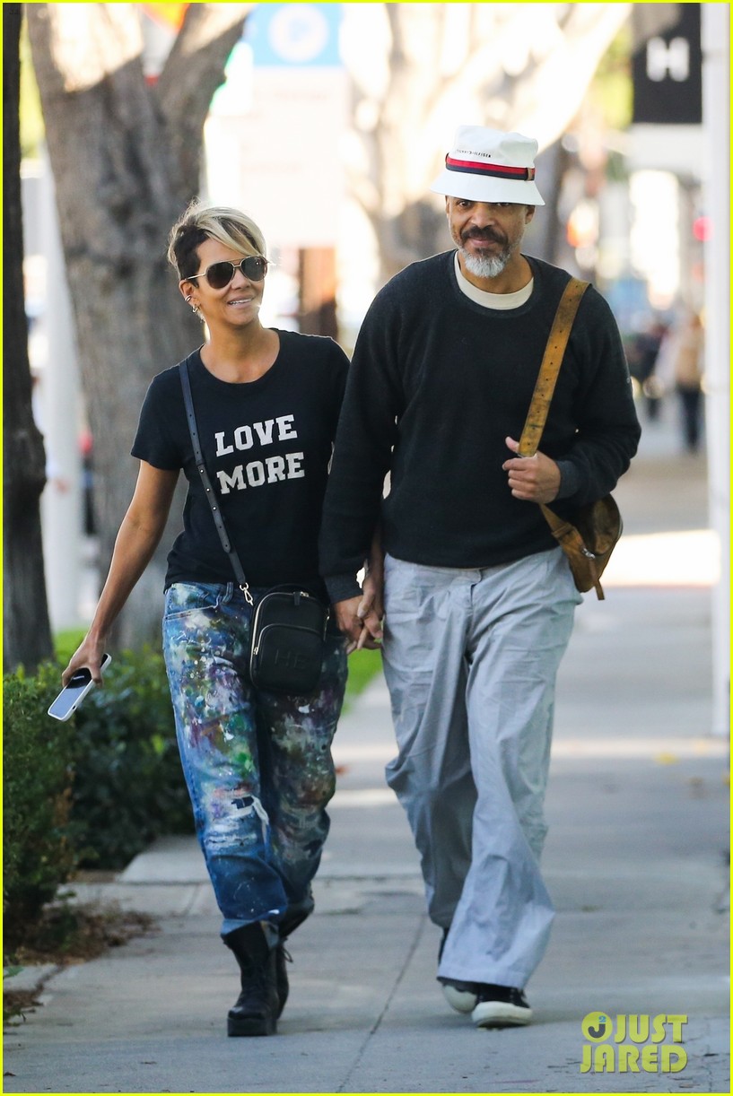 halle berry van hunt hold hands out grocery shopping 774858746