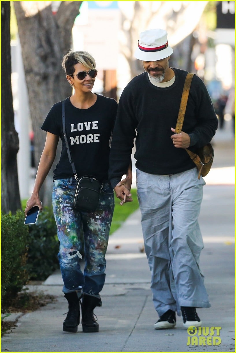 halle berry van hunt hold hands out grocery shopping 78