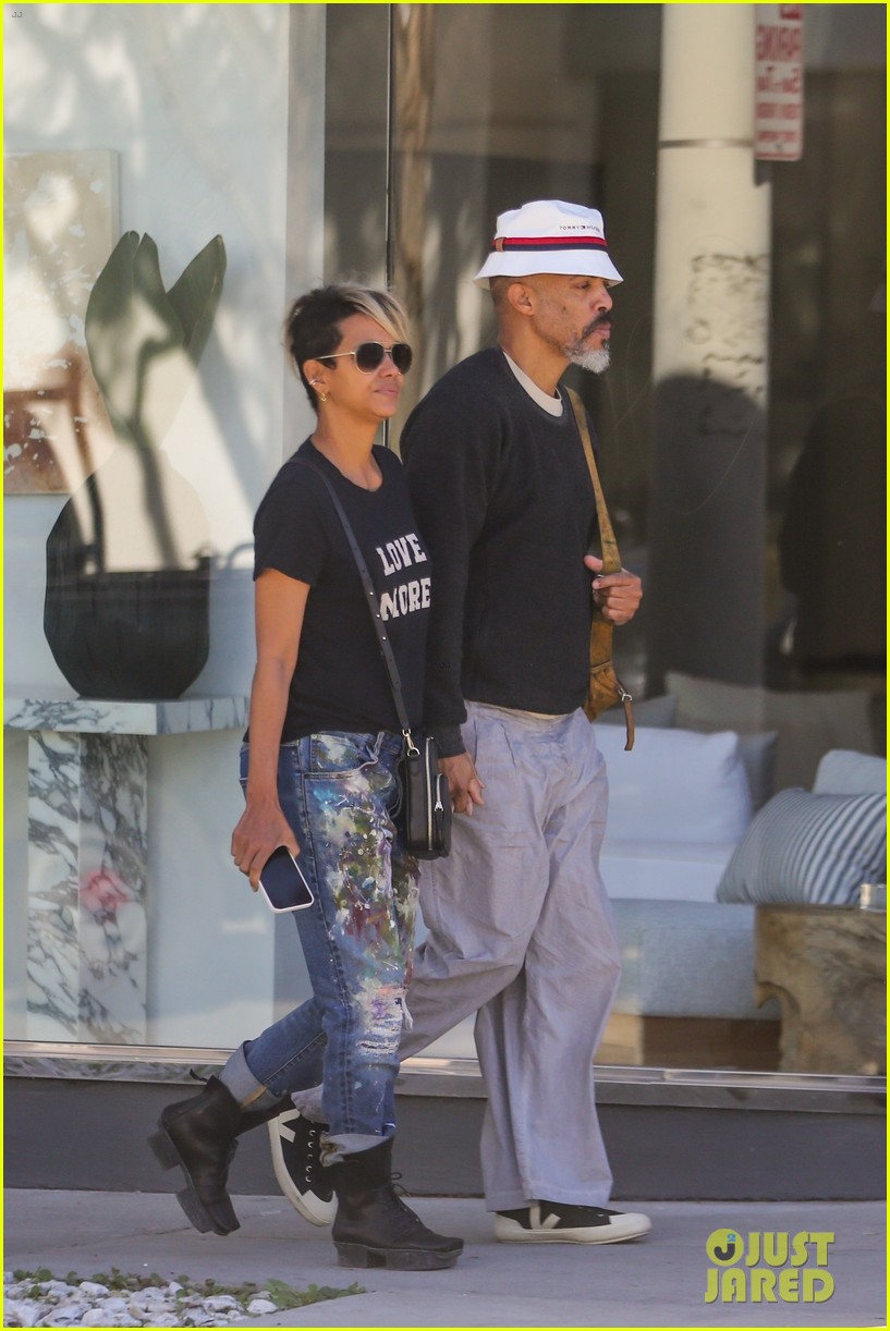 halle berry van hunt hold hands out grocery shopping 844858753