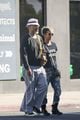 halle berry van hunt hold hands out grocery shopping 12