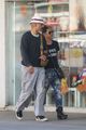halle berry van hunt hold hands out grocery shopping 14