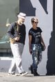 halle berry van hunt hold hands out grocery shopping 17