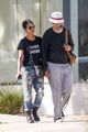 halle berry van hunt hold hands out grocery shopping 44