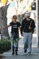halle berry van hunt hold hands out grocery shopping 80