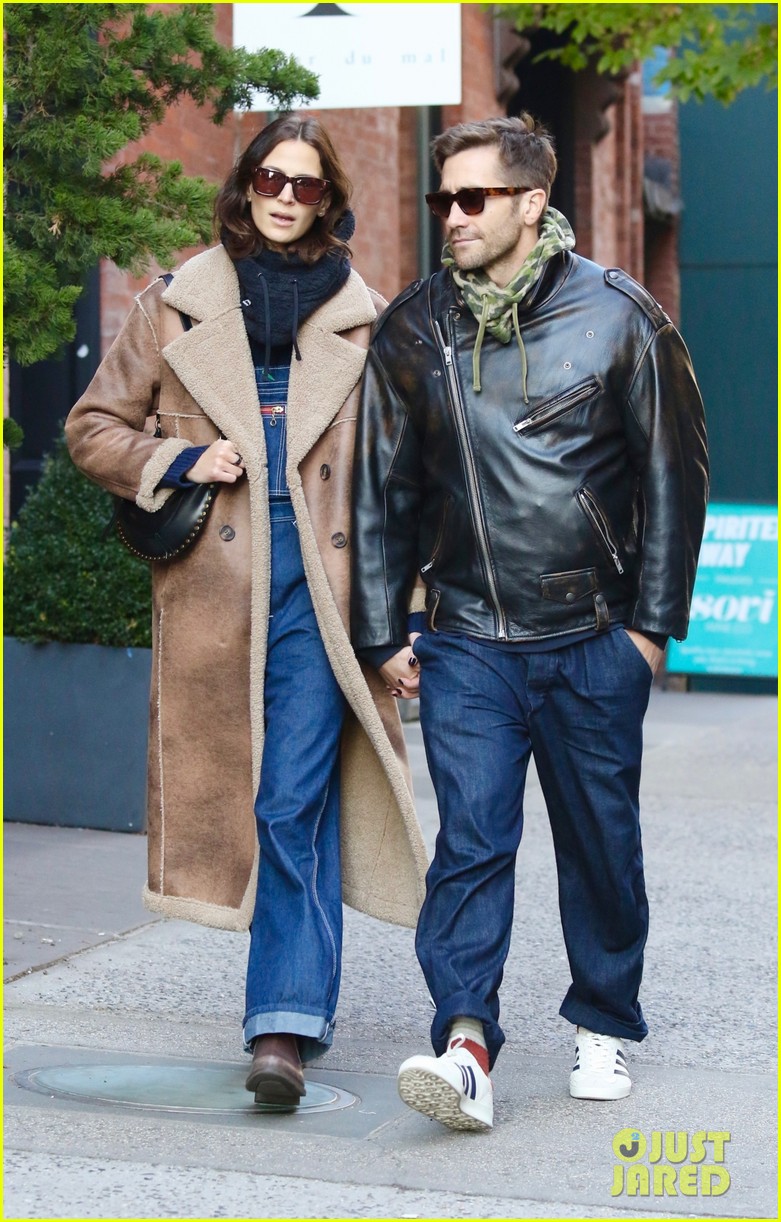 Jake Gyllenhaal & Girlfriend Jeanne Cadieu Hold Hands on Romantic Walk ...