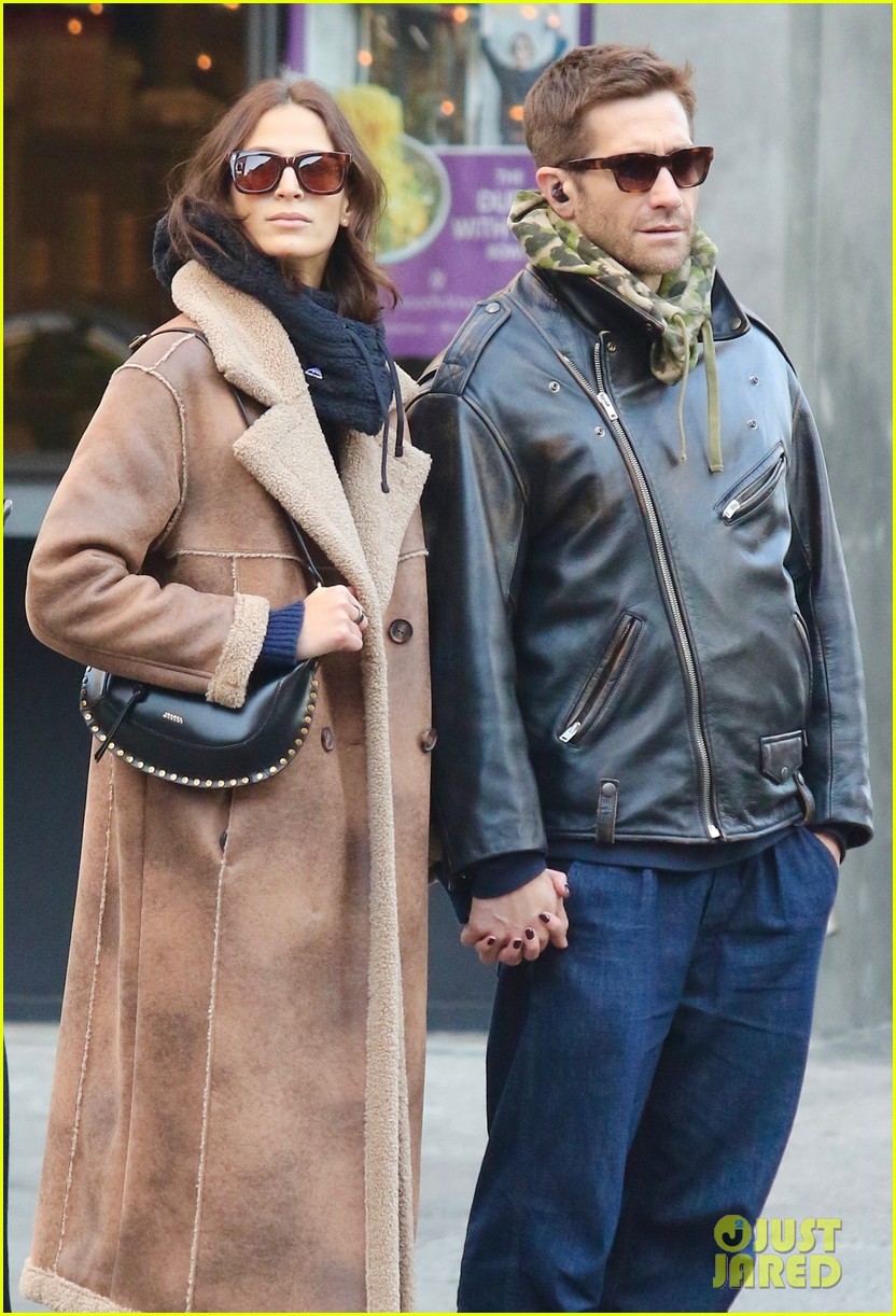 jake gyllenhaal jeanne cadieu hold hands stroll around nyc 07