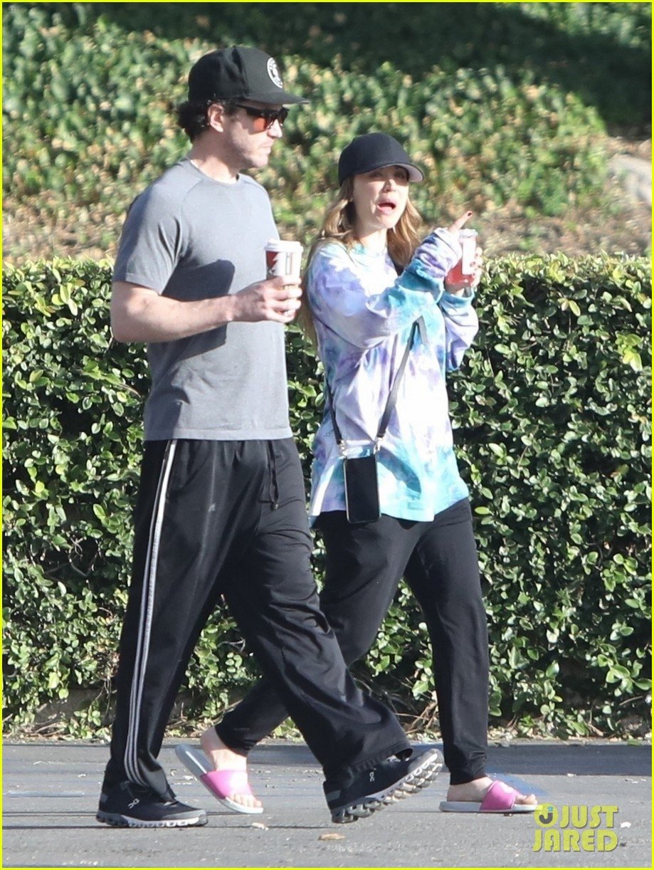 Pregnant Kaley Cuoco Cradles Baby Bump While Grocery Shopping with(02)