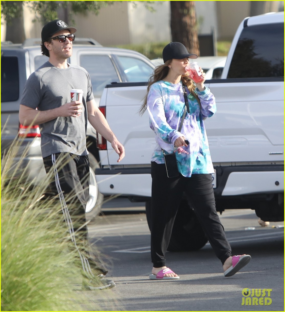 Pregnant Kaley Cuoco Cradles Baby Bump While Grocery Shopping with(02)