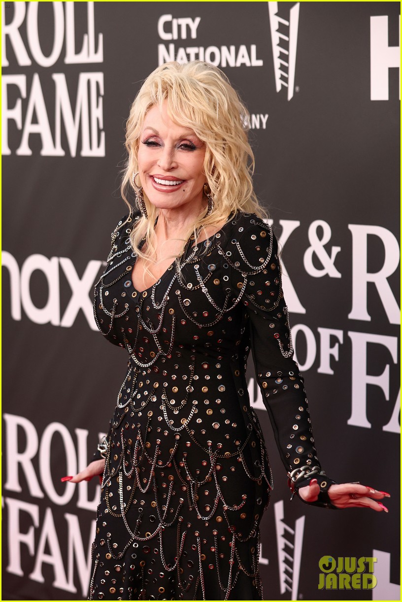 dolly parton sparkles rock and roll hall of fame induction 054851111