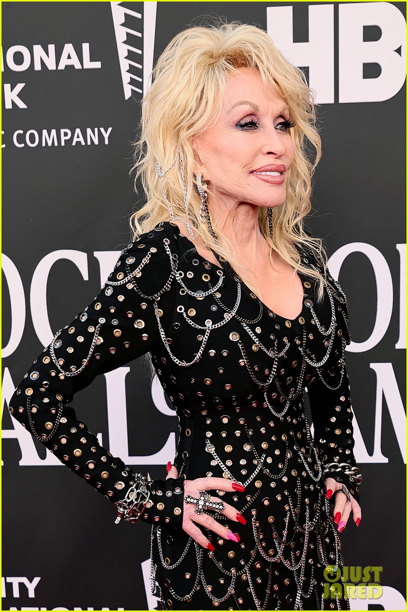 dolly parton sparkles rock and roll hall of fame induction 124851118