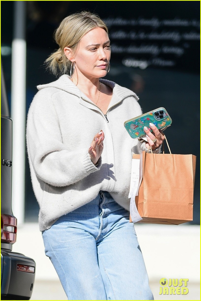 hilary duff steps out los angeles 02