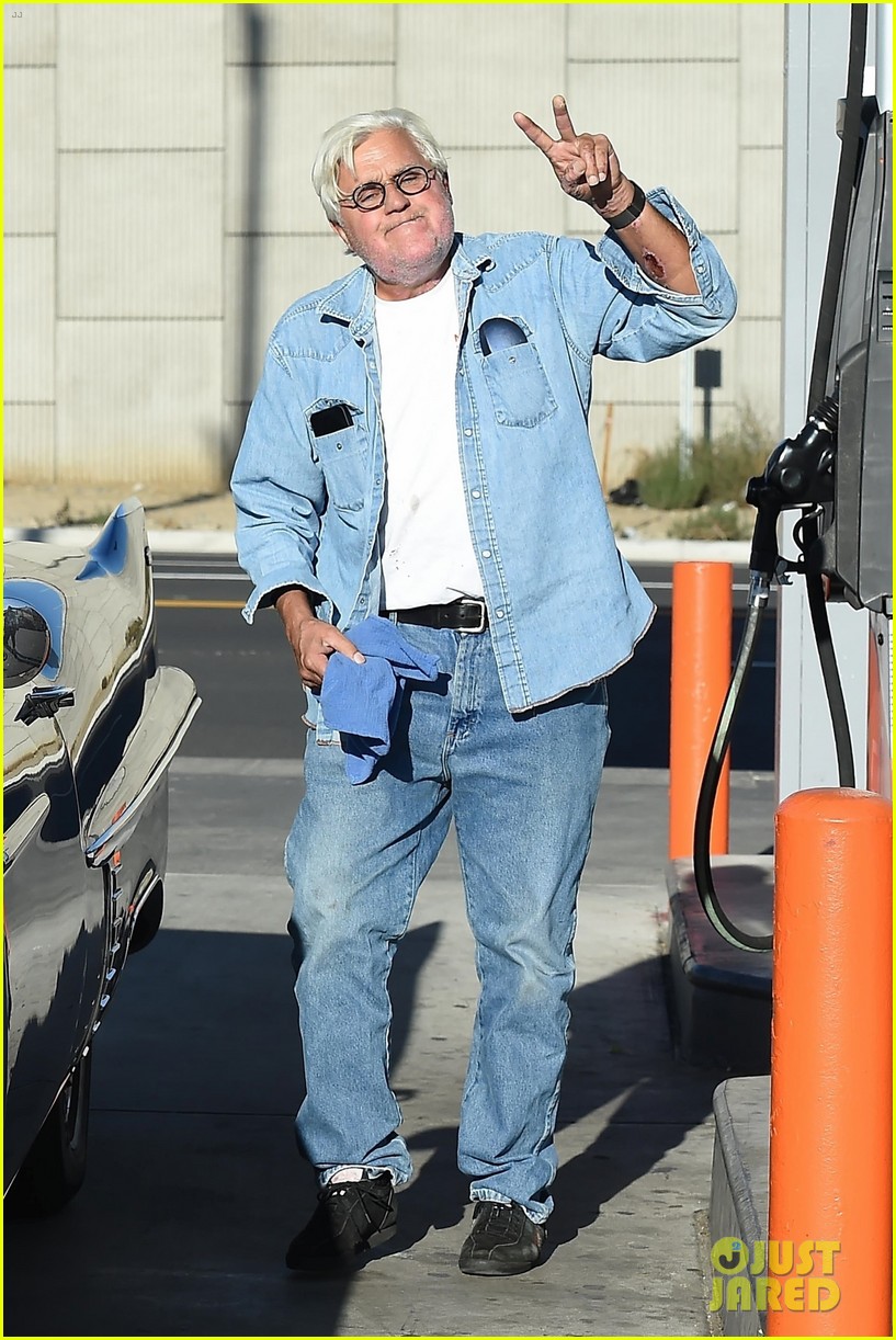 jay leno makes appearance after being released from hospital 01