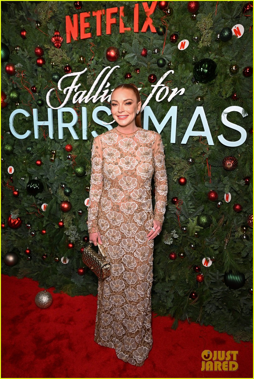 lindsay lohan attends falling for christmas premiere in nyc 054853162