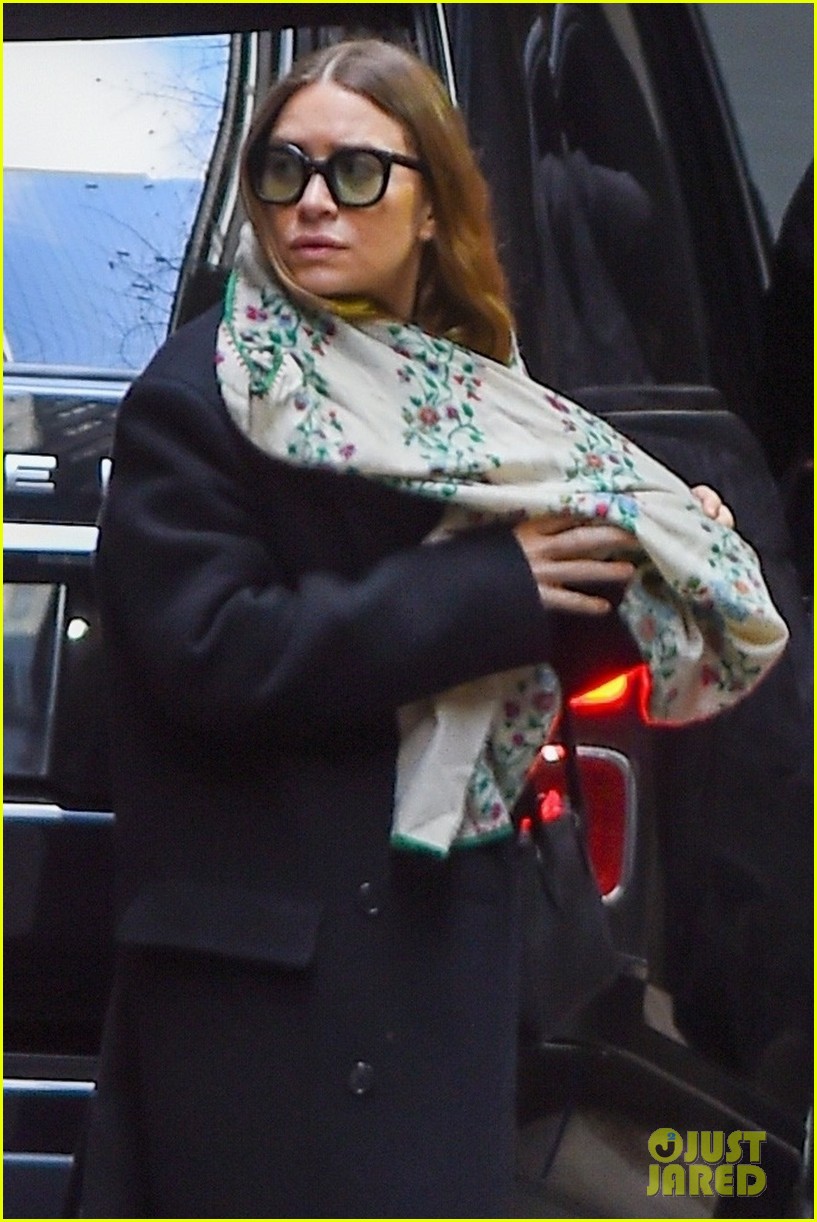 mary kate olsen bundles up for day out in nyc 044864128