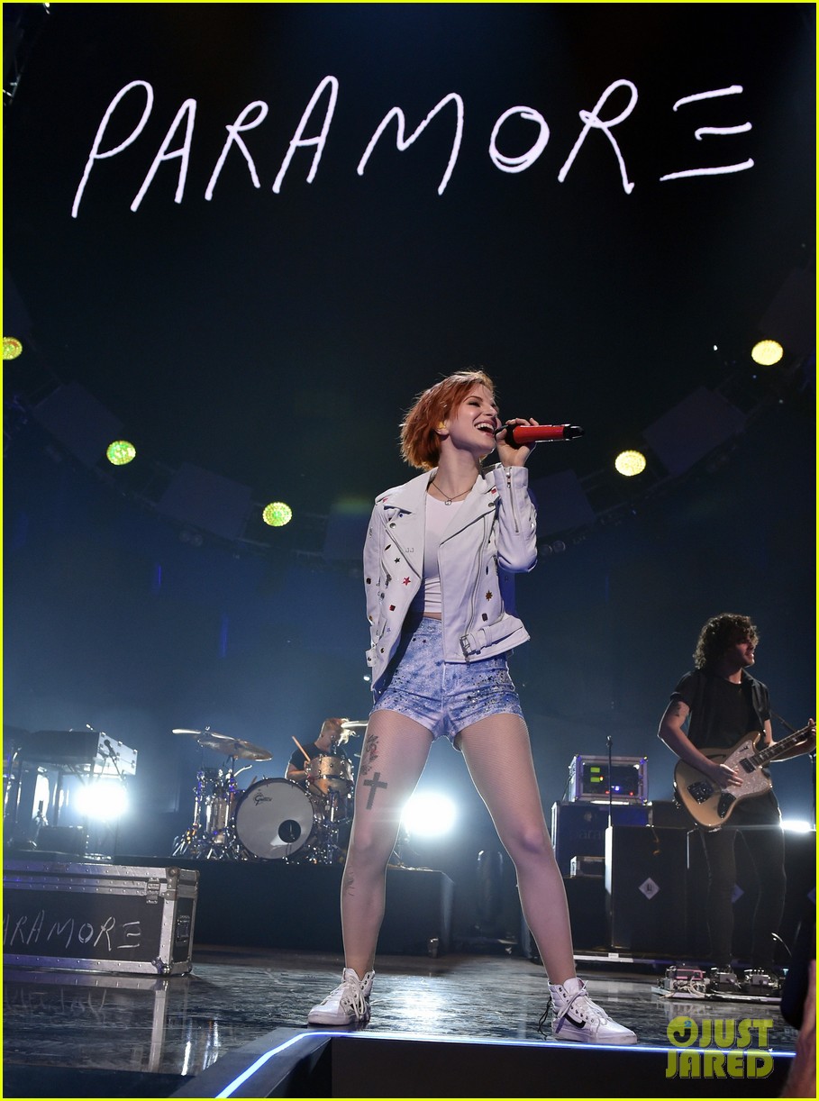 hayley williams pauses paramore concert stops fight 044853847