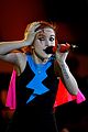 hayley williams pauses paramore concert stops fight 06