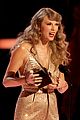 taylor swift makes surprise appearance to accept best pop album 2022 american music awards 01