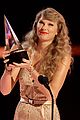 taylor swift makes surprise appearance to accept best pop album 2022 american music awards 02