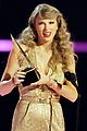 taylor swift makes surprise appearance to accept best pop album 2022 american music awards 03