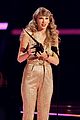 taylor swift makes surprise appearance to accept best pop album 2022 american music awards 04