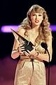 taylor swift makes surprise appearance to accept best pop album 2022 american music awards 05
