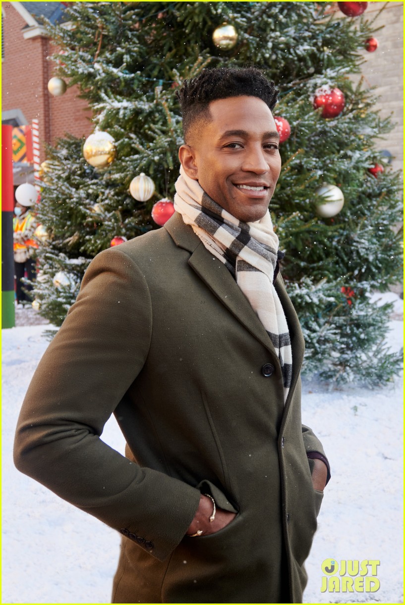 Holiday Heritage's Brooks Darnell Inks New MultiPicture Deal With Hallmark Channel Photo