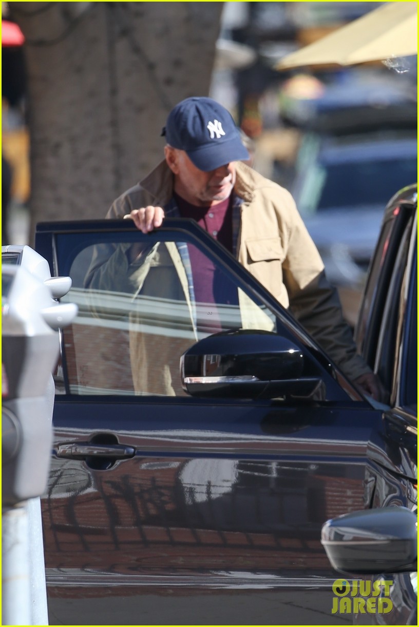 bruce willis grabs lunch cafe luxe friend 024875545