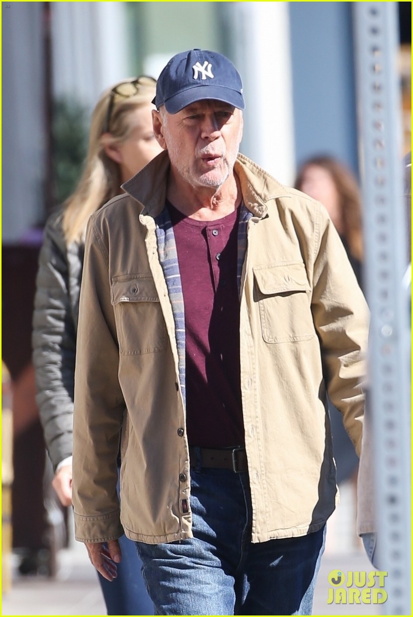 bruce willis grabs lunch cafe luxe friend 044875547