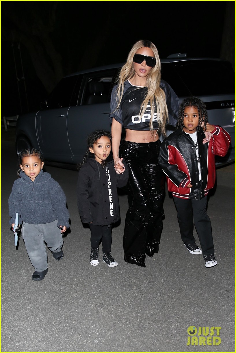 kim kardashian grabs dinner with three young kids calabasas 014876867