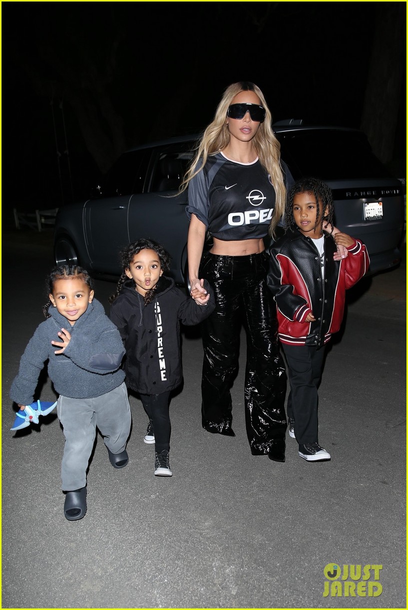 kim kardashian grabs dinner with three young kids calabasas 034876869