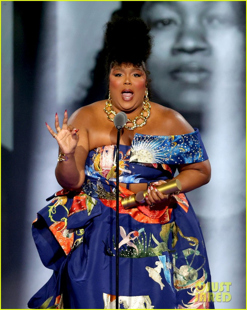 lizzo honors female advocates peoples choice awards 054867871