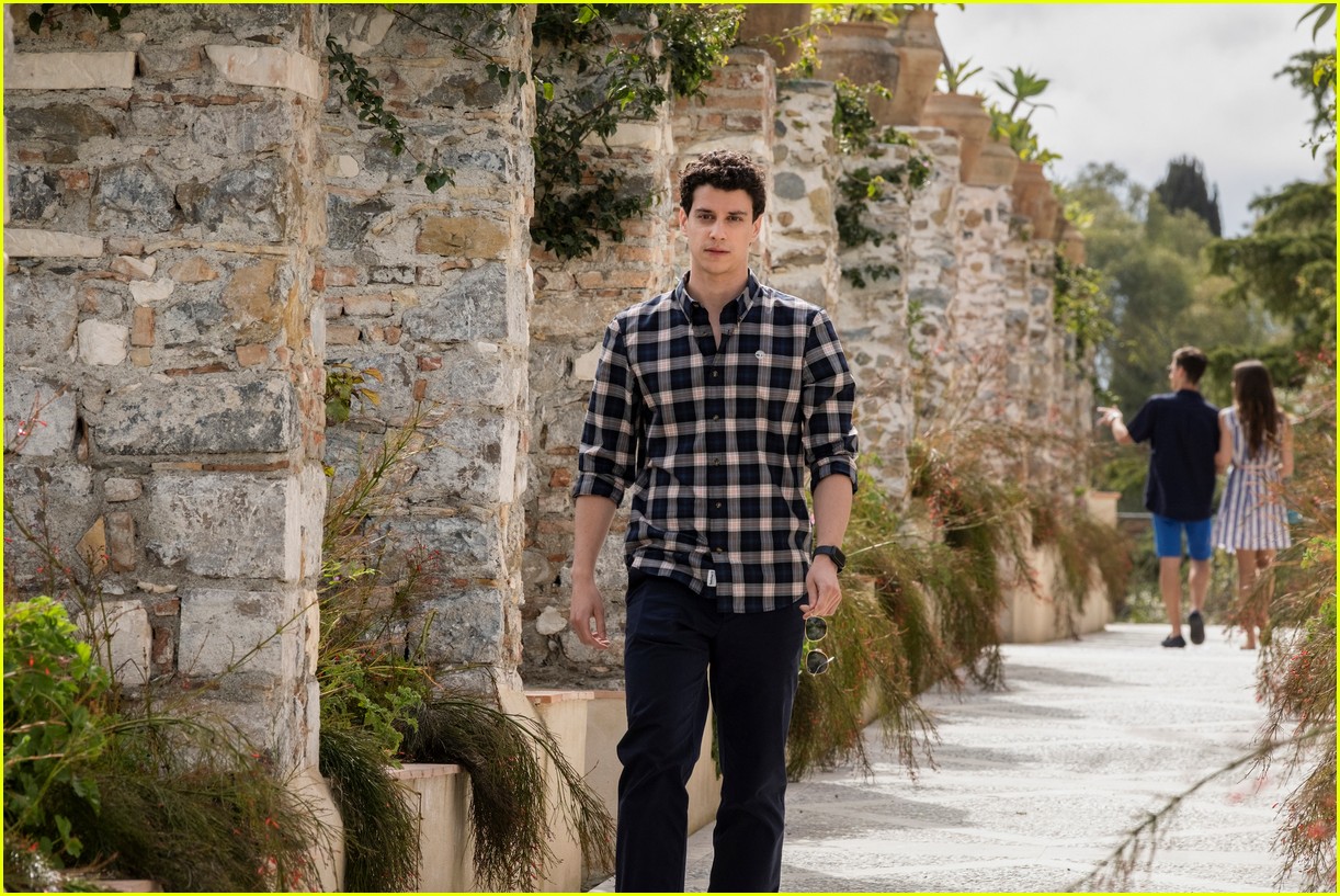 &lsquo;The White Lotus&rsquo; Creator Explains Why [SPOILER] Died in the Finale